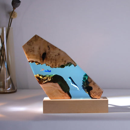 Lámpara de madera y resina ballena