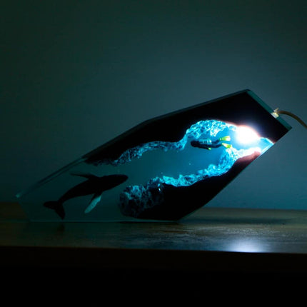 Lámpara de resina epoxi con ballena