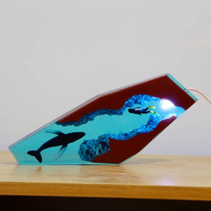 Lámpara de resina epoxi con ballena