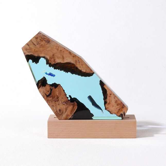 Lámpara de madera y resina ballena