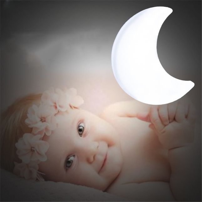 Luz de enchufe forma luna amarilla